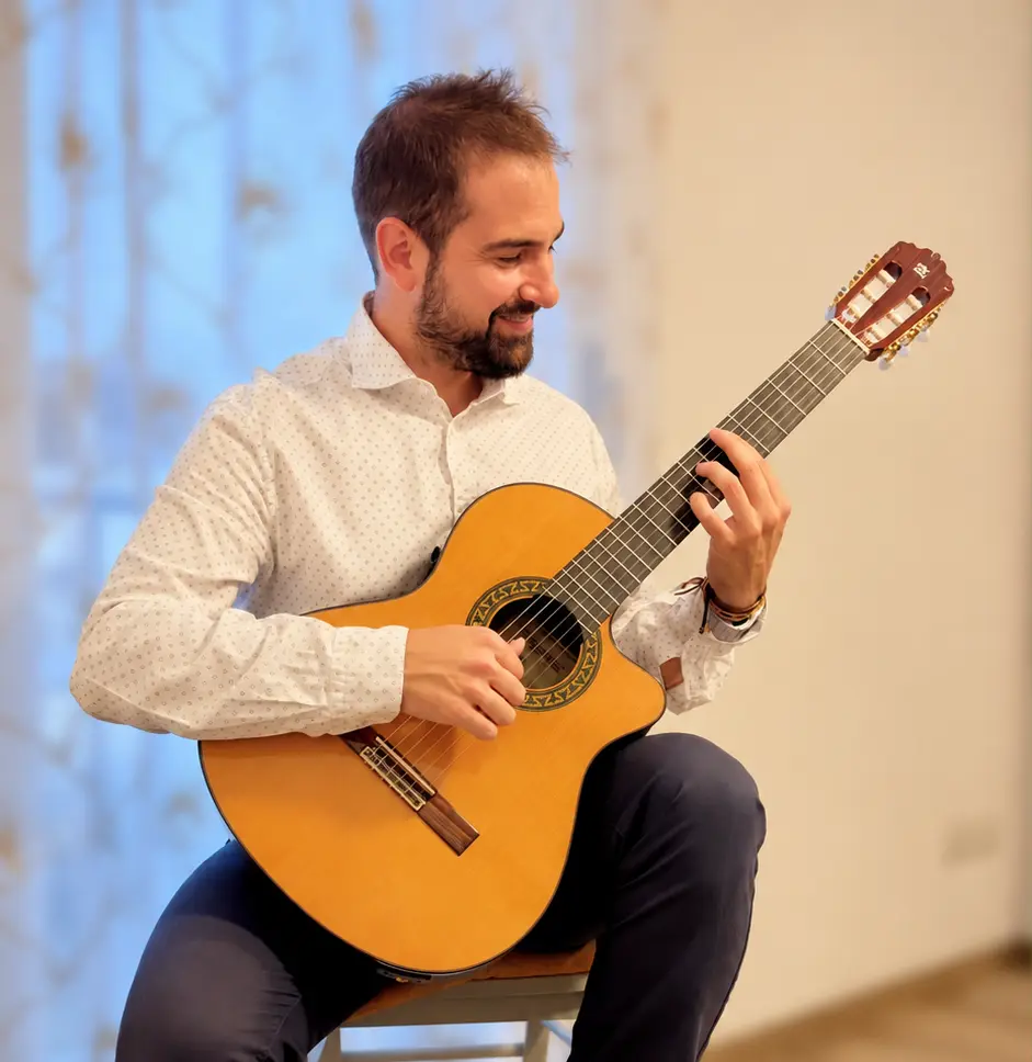 Mattia, chitarrista del Trio Le Corde